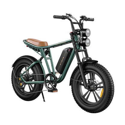 Na sliki je električno kolo znamke Engwe, model M20. Ima robustno zasnovo s širokimi pnevmatikami, kar omogoča vožnjo po različnih terenih. Kolo je opremljeno z dvema sprednjima lučema in ima udoben sedež v rjavi barvi. Vidna je tudi baterija, ki je pritrjena na okvir, kar nakazuje na električni pogon.