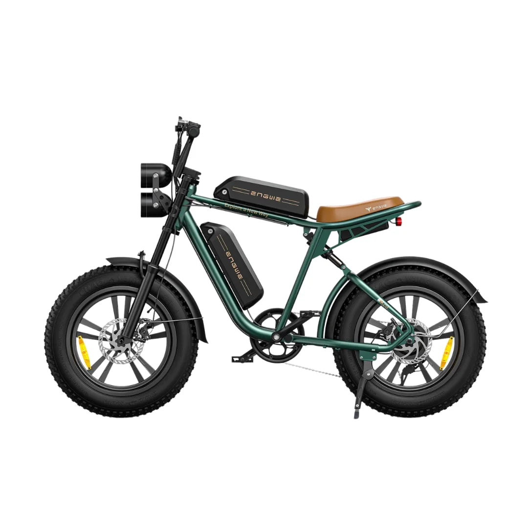 Izdelek na sliki je električno kolo znamke Engwe, model M20. Kolo ima robustno zasnovo s širokimi pnevmatikami, kar omogoča boljšo stabilnost in oprijem na različnih površinah. Na sliki je vidna tudi udobna sedežna površina in prostor za baterijo, kar nakazuje na električni pogon. Kolo je zasnovano za udobno vožnjo po mestnih in terenskih poteh.