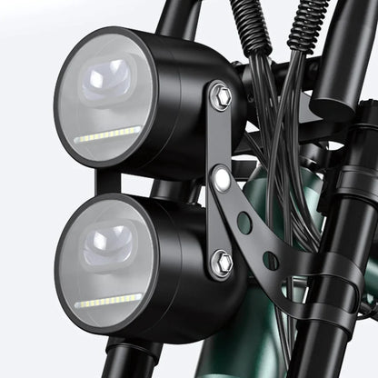 Izdelek je električno kolo, znamke Engwe, model M20. Na sliki so prikazana dva sprednja svetila, nameščena na okvirju kolesa, kar omogoča boljšo vidljivost med vožnjo. Vidni so tudi deli okvirja in kabli, ki so del električnega sistema kolesa.