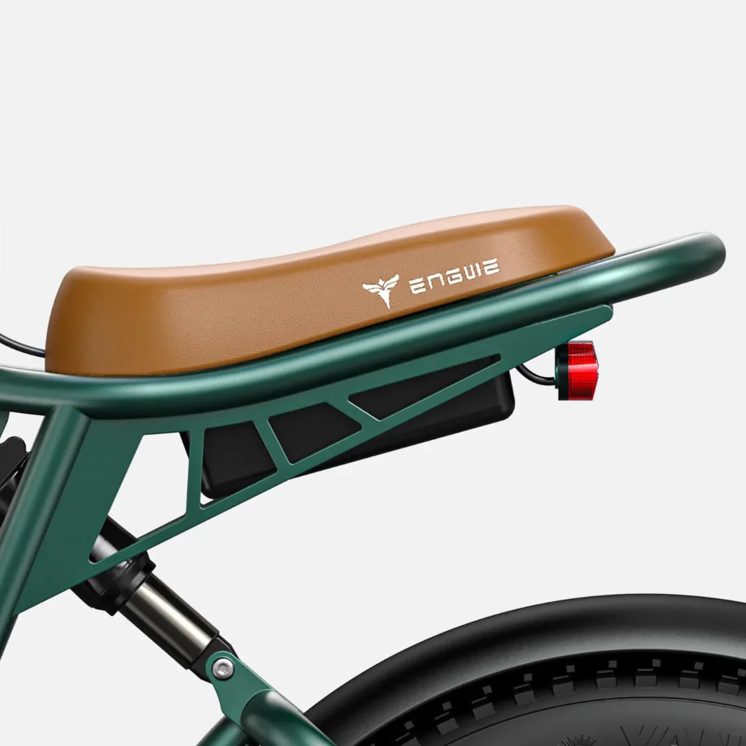 Izdelek je električno kolo, znamke Engwe, model M20. Na sliki je prikazana zadnja stran kolesa s sedežem v rjavi barvi, ki je nameščen na zelenem okvirju. Vidna je tudi zadnja lučka, kar nakazuje na funkcionalnost in varnost pri vožnji.