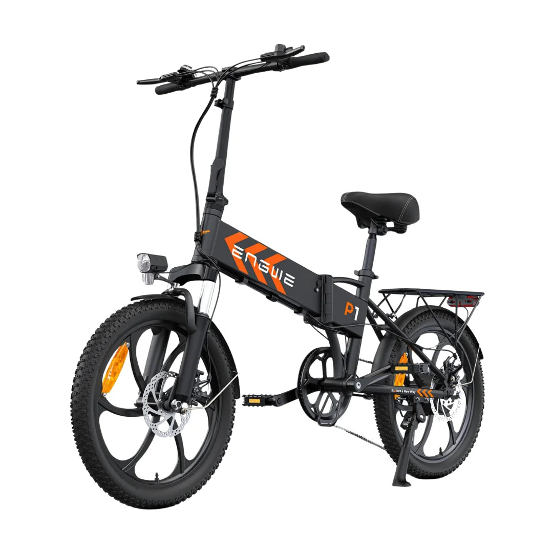 Eleganten črn Električno kolo Engwe P1 z oranžnimi poudarki in zložljivim okvirjem.