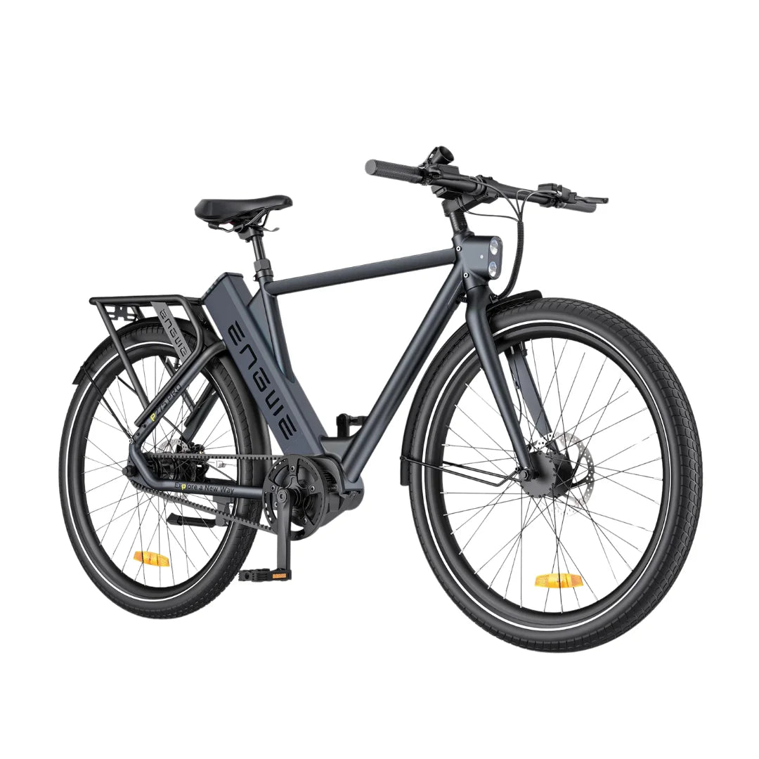 Izdelek na sliki je električno kolo znamke Engwe, model P275 Pro. Kolo ima moderno zasnovo s črnim okvirjem, širokimi pnevmatikami in robustnim zadnjim prtljažnikom. Vidni so tudi upravljalniki s krmilom, ki omogočajo udobno vožnjo, ter električni motor, ki je nameščen na kolesu.