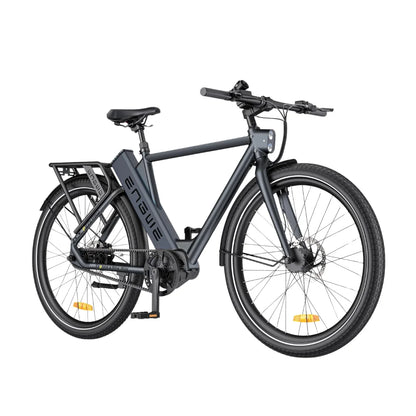 Izdelek na sliki je električno kolo znamke Engwe, model P275 Pro. Kolo ima moderno zasnovo s črnim okvirjem, širokimi pnevmatikami in robustnim zadnjim prtljažnikom. Vidni so tudi upravljalniki s krmilom, ki omogočajo udobno vožnjo, ter električni motor, ki je nameščen na kolesu.