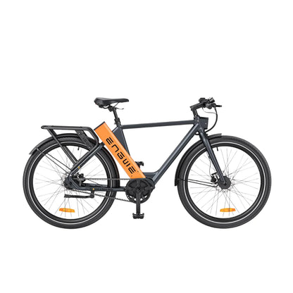 Izdelek je električno kolo, znamke Engwe, model P275 Pro. Na sliki je vidno moderno električno kolo s črnim okvirjem in oranžnim logotipom Engwe. Ima široke pnevmatike, udoben sedež ter nosilec na zadnji strani, kar nakazuje na njegovo uporabnost za mestno vožnjo in daljše poti.