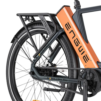 Na sliki je električno kolo znamke Engwe, model P275 Pro. Vidna je zadnja stran kolesa, kjer se nahaja okvir v kombinaciji črne in oranžne barve, ter nosilec za prtljago. Kolo ima tudi široke pnevmatike in sistem za prenos moči, kar nakazuje na njegovo zmogljivost in udobje pri vožnji.