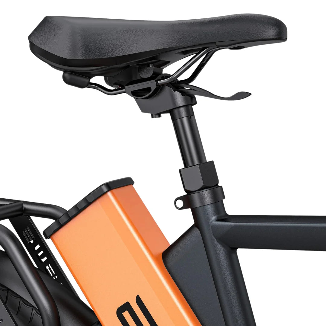 Od blizu posnet sedež in baterija električnega kolesa Engwe P275 Pro.