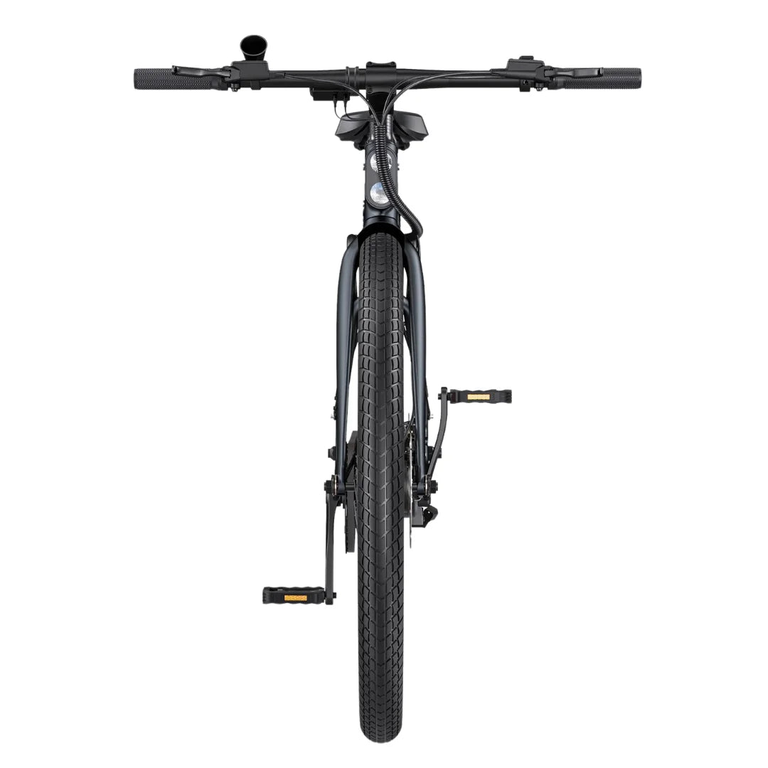 Izdelek je električno kolo, znamke Engwe, model P275 Pro. Na sliki je vidna sprednja stran kolesa, ki ima široke pnevmatike in robusten okvir. Ročaji so opremljeni z različnimi kontrolami, kar nakazuje na funkcionalnosti električnega kolesa. Kolo je zasnovano za udobno vožnjo in ima športen videz.