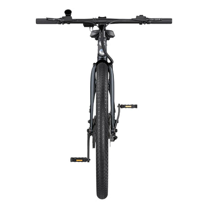 Izdelek je električno kolo, znamke Engwe, model P275 Pro. Na sliki je vidna sprednja stran kolesa, ki ima široke pnevmatike in robusten okvir. Ročaji so opremljeni z različnimi kontrolami, kar nakazuje na funkcionalnosti električnega kolesa. Kolo je zasnovano za udobno vožnjo in ima športen videz.