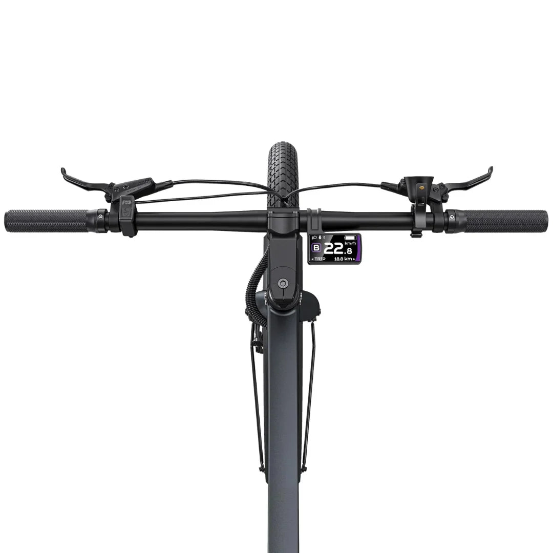 Izdelek je električno kolo, znamke Engwe, model P275 Pro. Na sliki so vidni krmili, zavorni ročaji in digitalni zaslon, ki prikazuje hitrost ter razdaljo. Kolo ima robustne ročaje in pnevmatike, kar nakazuje na primernost za različne terene.