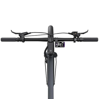 Izdelek je električno kolo, znamke Engwe, model P275 Pro. Na sliki so vidni krmili, zavorni ročaji in digitalni zaslon, ki prikazuje hitrost ter razdaljo. Kolo ima robustne ročaje in pnevmatike, kar nakazuje na primernost za različne terene.