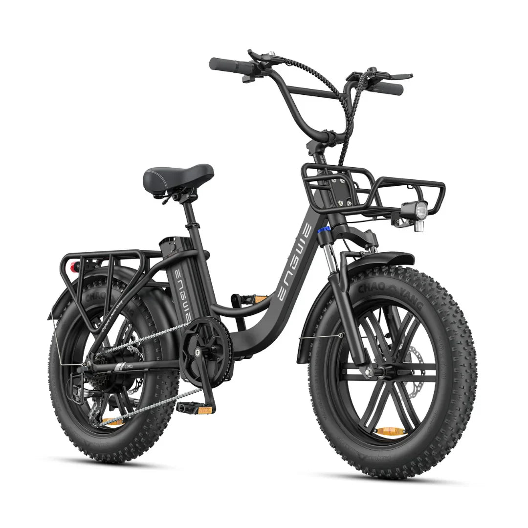 Na sliki je električno kolo znamke Engwe, model L20 Boost. Kolo ima robustno zasnovo s širokimi gumami, kar omogoča vožnjo po različnih terenih. Vidni so tudi nosilec na sprednji strani ter udobno sedežno mesto. Barva kolesa je temno siva, kar mu daje sodoben videz.