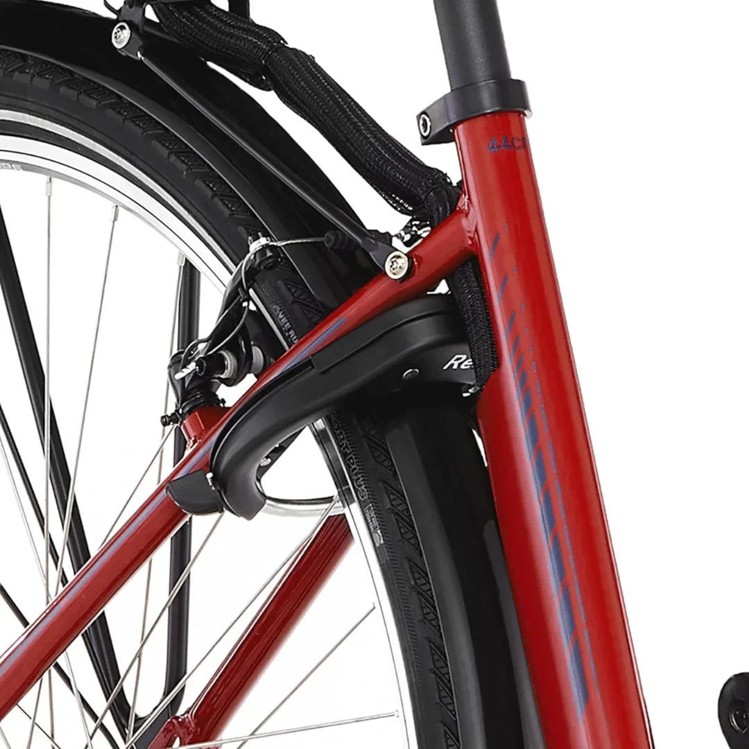 Izdelek je električno kolo znamke Fischer, model Cita 1.0. Na sliki je vidna zadnja stran kolesa, kjer so prikazani del okvirja, zadnja pnevmatika in del zavornega sistema. Kolo je v rdeči barvi, kar mu daje športen videz. Vidna je tudi zaščita kabla in detajli na okvirju, kar nakazuje na kakovostno izdelavo.