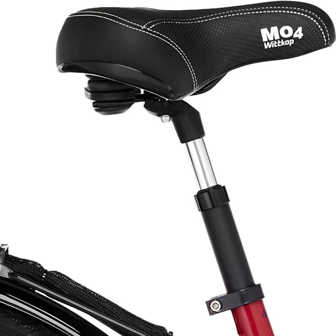 Izdelek na sliki je električno kolo znamke Fischer, model Cita 1.0. Na sliki je prikazan sedež kolesa, ki je črn in ima obliko, prilagojeno za udobno vožnjo. Sedež je nameščen na nastavljivem nosilcu, kar omogoča prilagoditev višine glede na uporabnika.