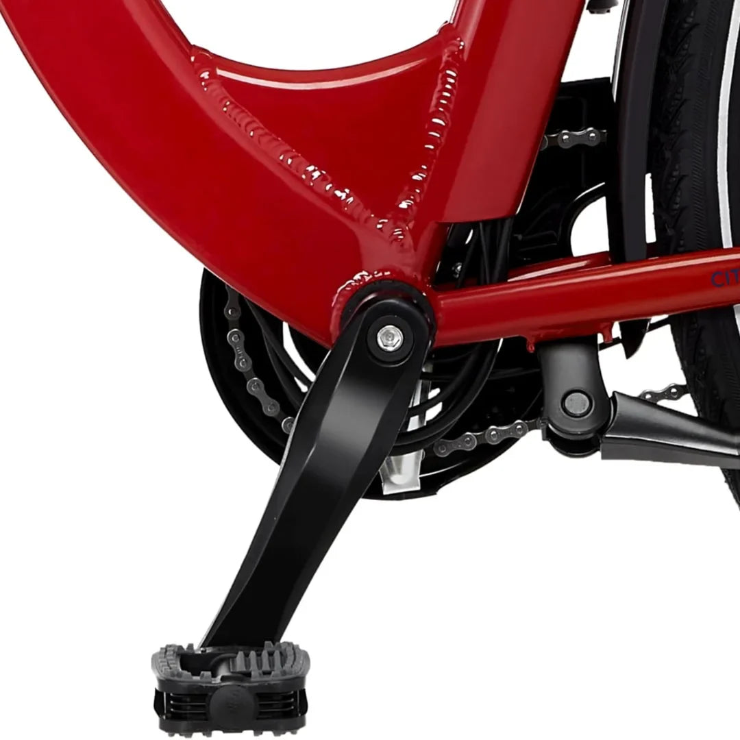 Izdelek na sliki je električno kolo, znamke Fischer, model Cita 1.0. Na sliki je vidna spodnja povezava okvirja, pedal in del verige, ki kaže na robustno konstrukcijo kolesa. Barva okvirja je rdeča, kar daje kolesu živahen videz.