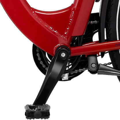 Izdelek na sliki je električno kolo, znamke Fischer, model Cita 1.0. Na sliki je vidna spodnja povezava okvirja, pedal in del verige, ki kaže na robustno konstrukcijo kolesa. Barva okvirja je rdeča, kar daje kolesu živahen videz.