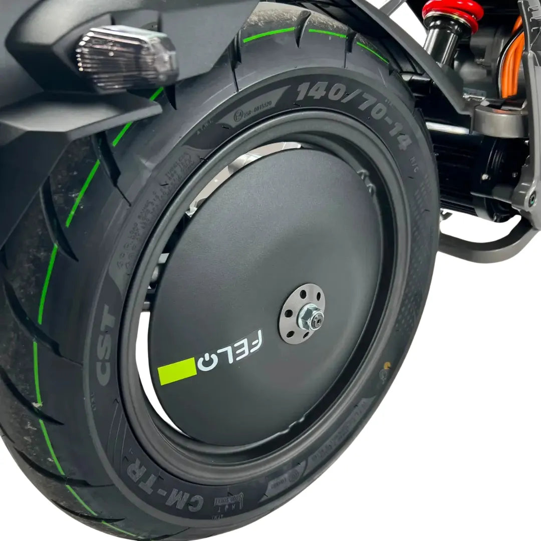 Posnetek od blizu zadnjega kolesa električnega skuterja Felo Fw 06, ki prikazuje pnevmatiko in platišče.