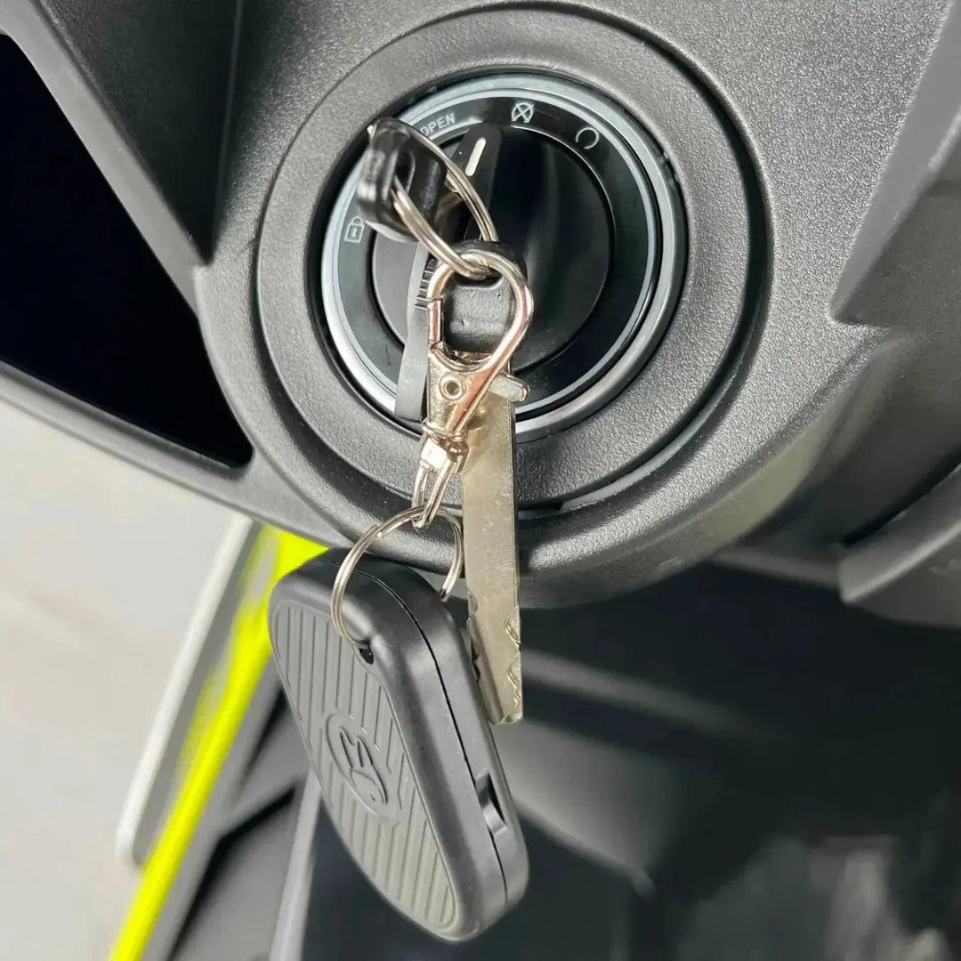 Od blizu posnet ključ za vžig in obesek za ključe za električni skuter Felo Fw 06.