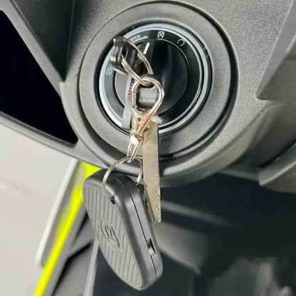 Od blizu posnet ključ za vžig in obesek za ključe za električni skuter Felo Fw 06.