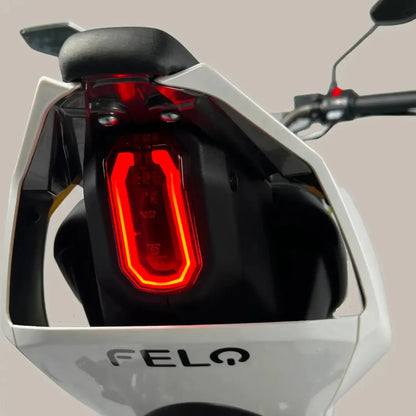 Posnetek od blizu zadnjega dela električnega skuterja Felo Fw 06, ki ima eleganten dizajn in rdeče luči.