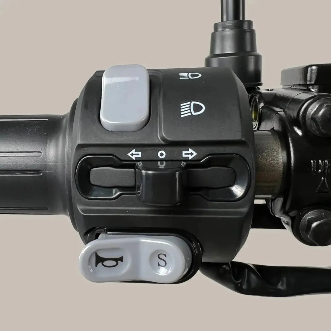 Od blizu posneto krmilo na električnem skuterju Felo Fw 06.