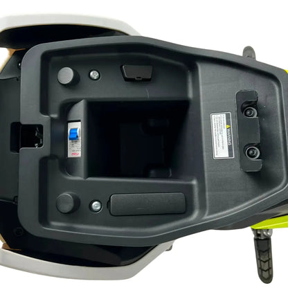 Pogled od zgoraj na električni skuter Felo Fw 06, ki prikazuje prostor za shranjevanje.