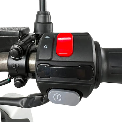 Od blizu posneto krmilo z upravljalnimi elementi na električnem skuterju Felo Fw 06.