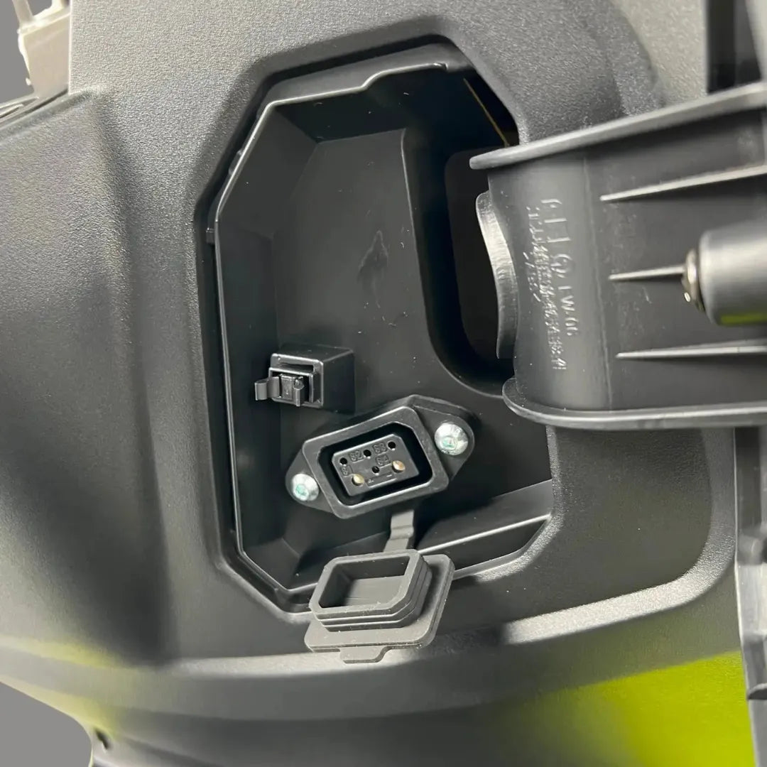 Od blizu prikazano polnilno mesto na električnem skuterju Felo Fw 06.