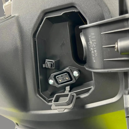 Od blizu prikazano polnilno mesto na električnem skuterju Felo Fw 06.