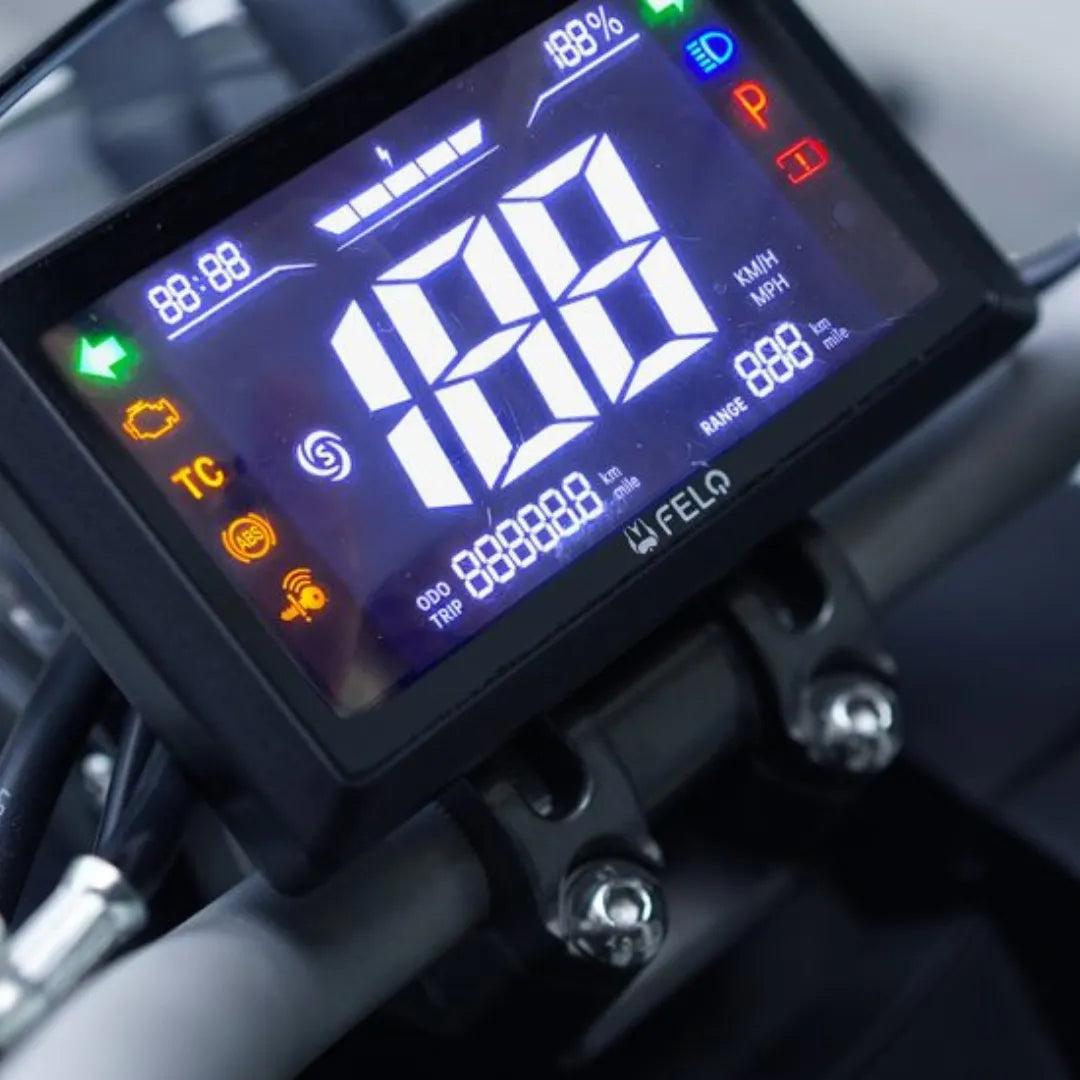 Posnetek od blizu zaslona na armaturni plošči električnega skuterja Felo Fw 06, ki prikazuje hitrost in statistične podatke.