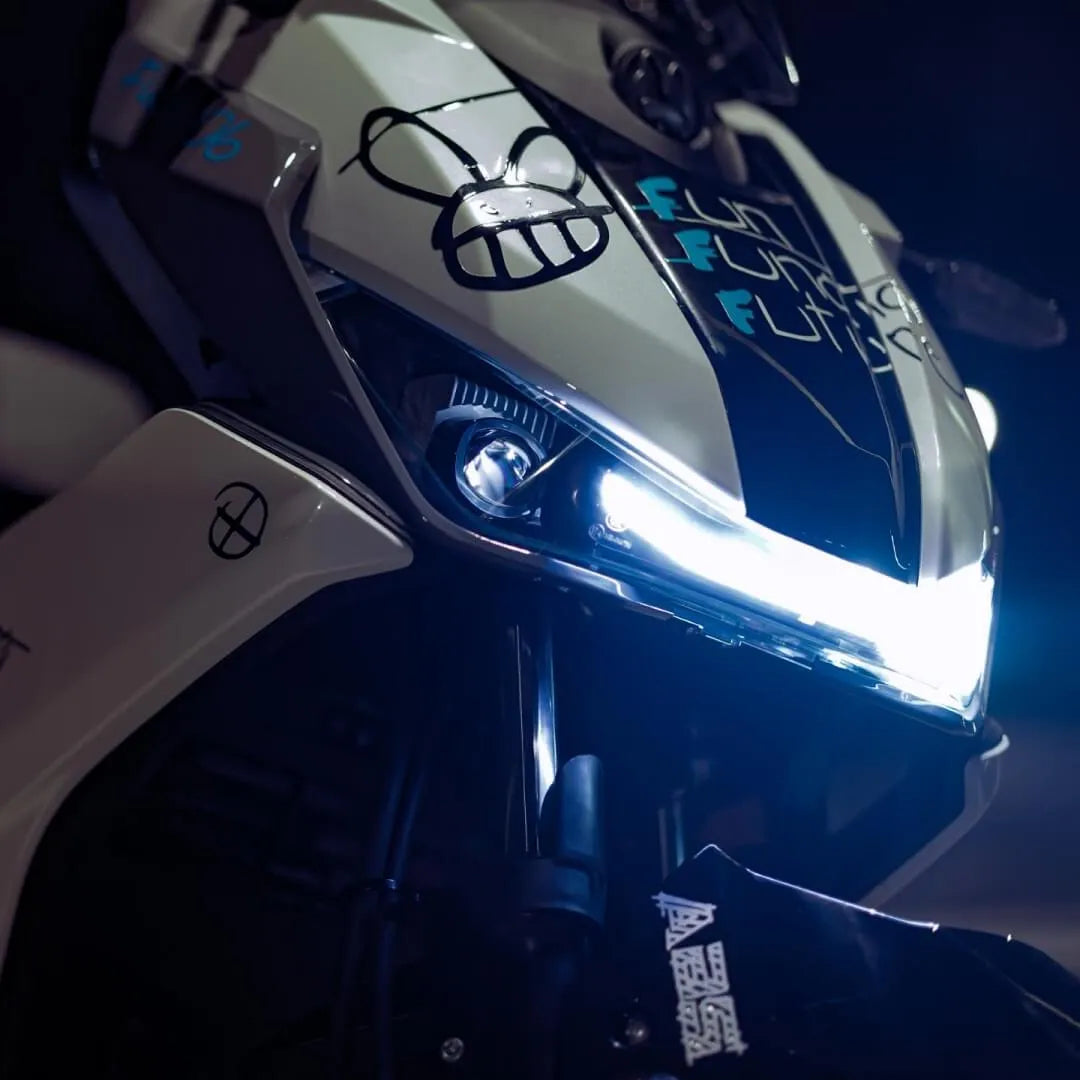 Od blizu posnet Električni skuter Felo Fw 06, ki prikazuje njegovo elegantno obliko in LED žaromete.