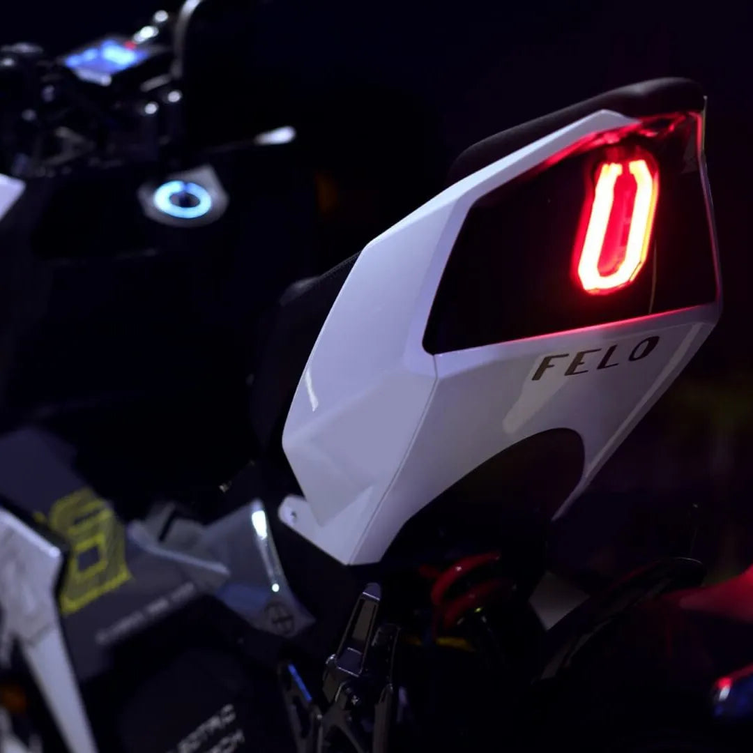 Od blizu zadnji del električnega skuterja Felo Fw 06, ki prikazuje njegovo elegantno obliko in luči.