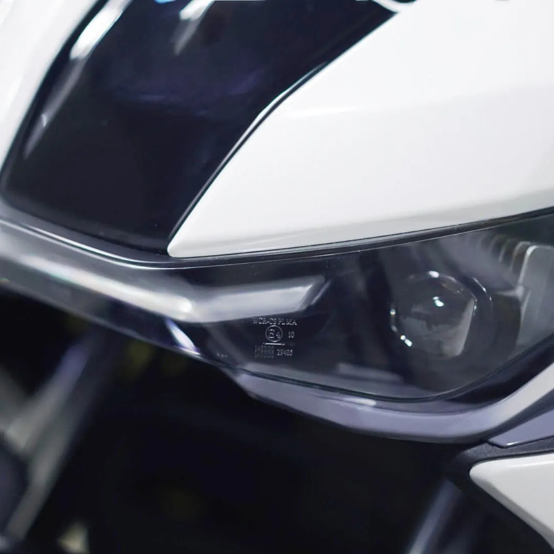 Od blizu posnet eleganten žaromet in oblikovalske podrobnosti električnega skuterja Felo Fw 06.