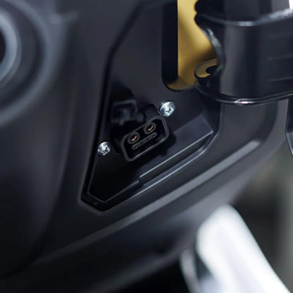 Od blizu posnet priključek za polnjenje na električnem skuterju Felo Fw 06.