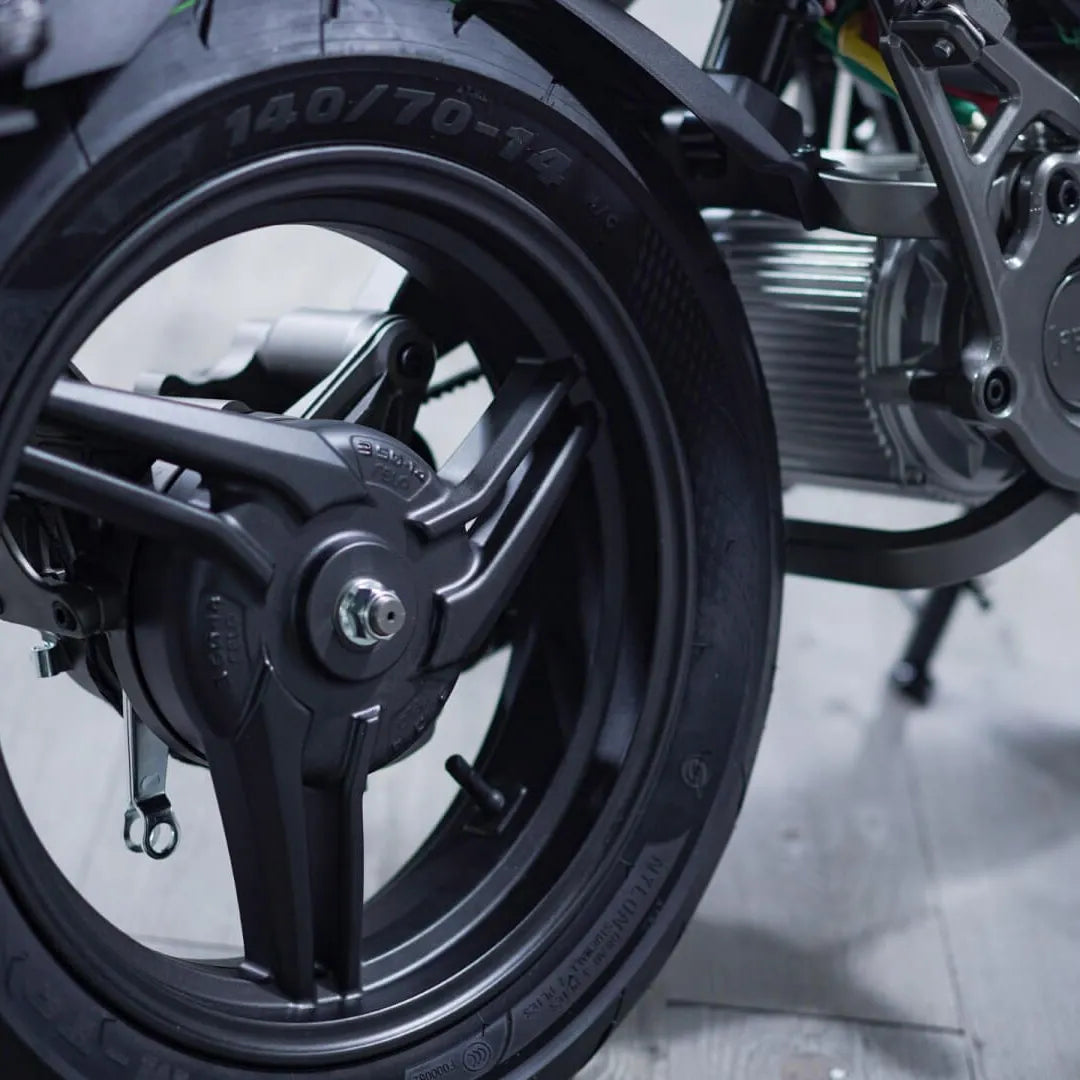 Posnetek od blizu kolesa električnega skuterja Felo Fw 06, ki prikazuje njegovo elegantno obliko.