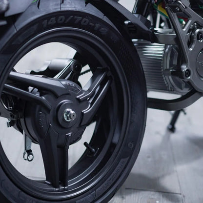 Posnetek od blizu kolesa električnega skuterja Felo Fw 06, ki prikazuje njegovo elegantno obliko.