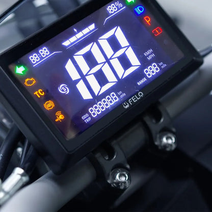 Od blizu posnet digitalni zaslon na električnem skuterju Felo Fw 06, ki prikazuje hitrost in doseg.