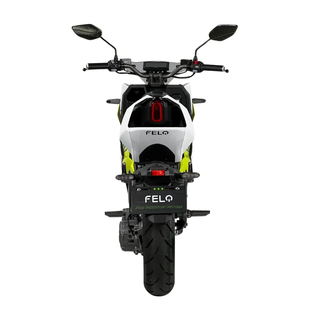 Zadnji pogled na električni skuter Felo Fw 06, ki prikazuje njegovo elegantno obliko in značilnosti.