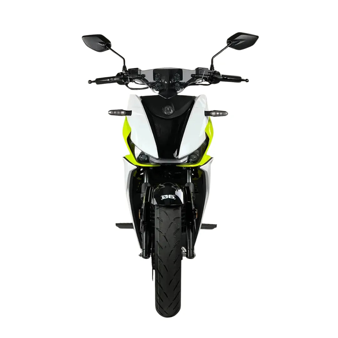 Sprednji pogled električnega skuterja Felo Fw 06 z elegantno obliko in drznimi barvami.