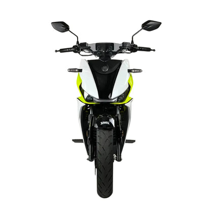 Sprednji pogled električnega skuterja Felo Fw 06 z elegantno obliko in drznimi barvami.