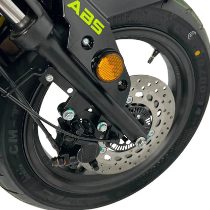 Od blizu prikazano sprednje kolo in zavorni sistem električnega skuterja Felo Fw 06.