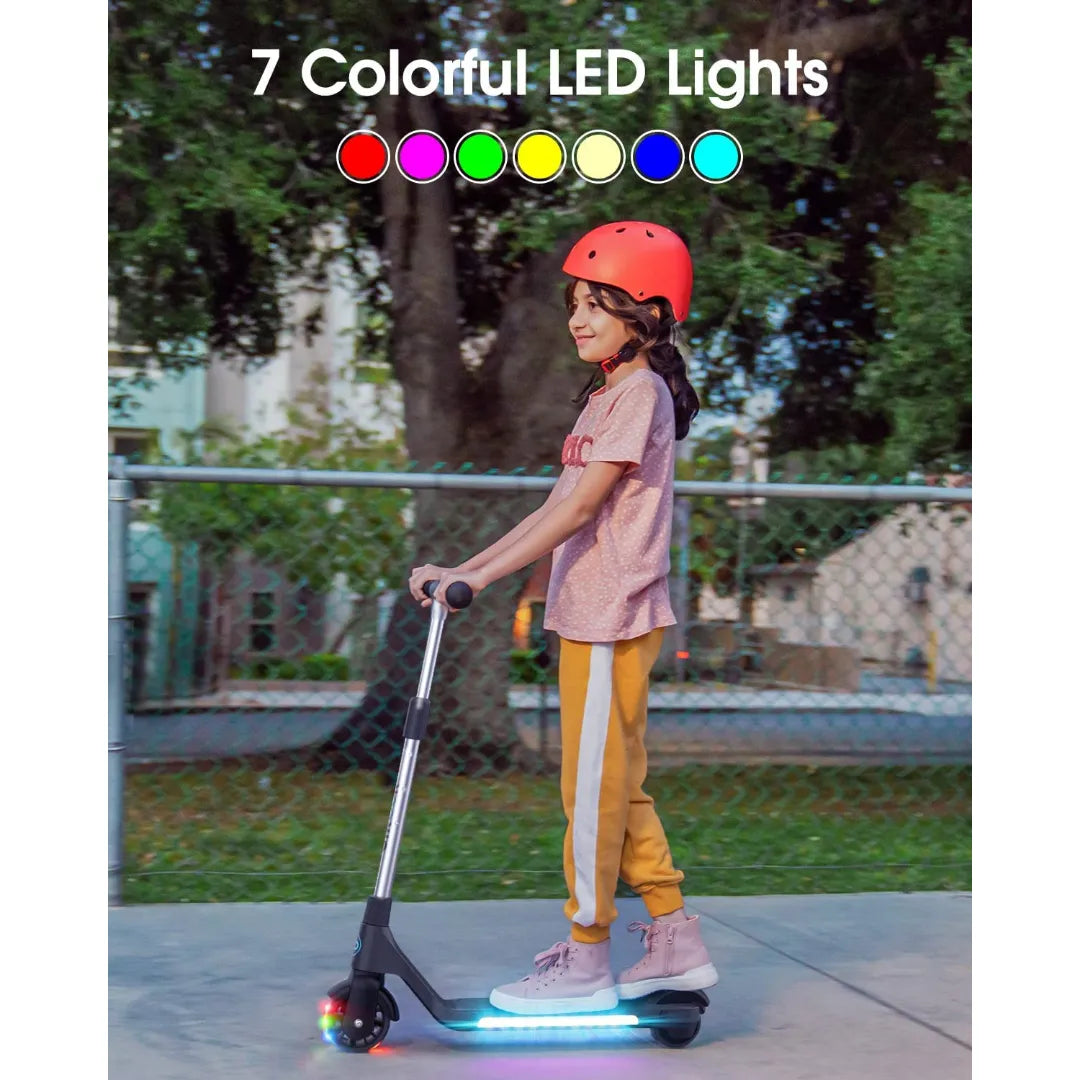 Otrok se vozi z električnim skirojem Gyroor H30, ki prikazuje 7 barvitih LED luči.