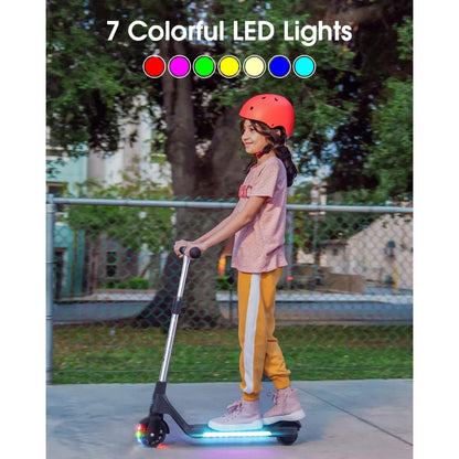 Otrok se vozi z električnim skirojem Gyroor H30, ki prikazuje 7 barvitih LED luči.