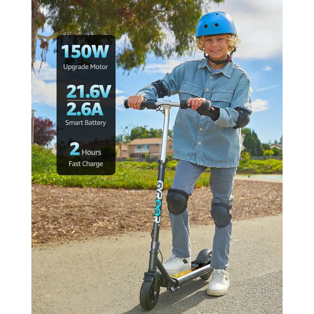 Na sliki je električni skiro znamke Gyroor, model H30 Max. Vidimo otroka, ki stoji na skiroju in nosi zaščitno čelado ter zaščitna kolena. Na sliki so prikazane tudi specifikacije, ki vključujejo motor moči 150W, baterijo 21.6V in 2.6A ter čas hitrega polnjenja, ki znaša 2 uri. Ozadje prikazuje naravno okolje, kar kaže na možnost vožnje v prostem času.