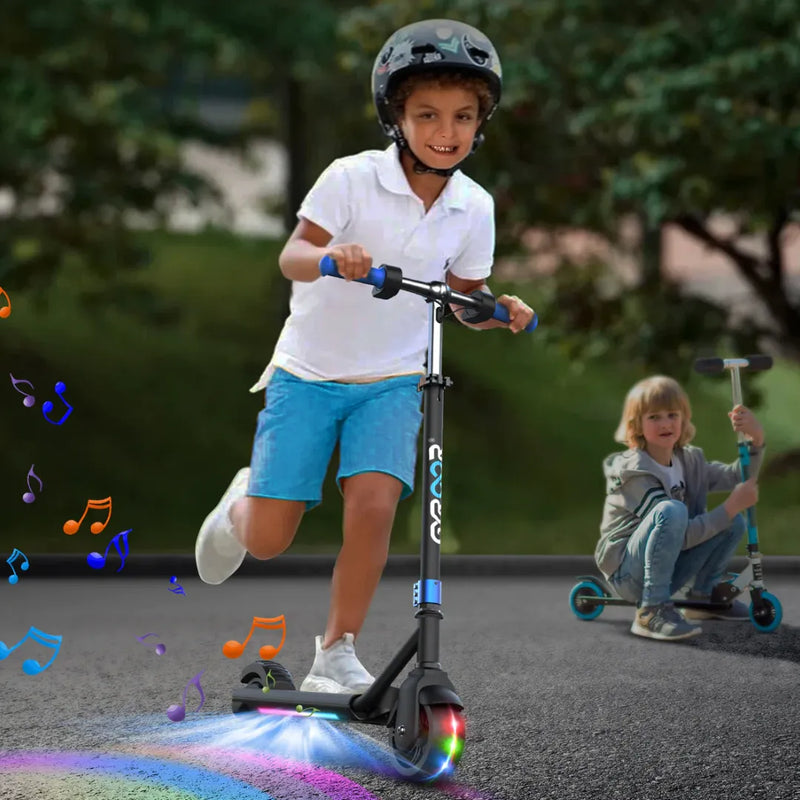 Otrok se vozi z električnim skirojem Gyroor H30 Max, okoli njega pa so pisane luči in glasbene note.