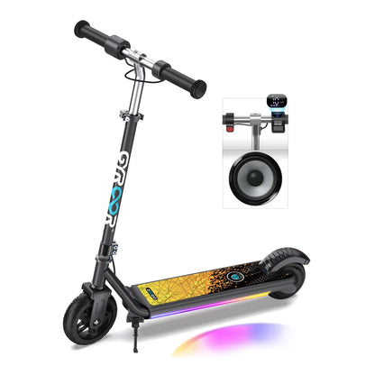 Izdelek je električni skiro, znamke Gyroor, model H30 Max. Na sliki je prikazan skiro s črnim okvirjem, širokim in barvno okrašenim stopalom ter LED osvetlitvijo. Ročaji so ergonomični, na krmilu pa je vidna tudi digitalna naprava, ki verjetno prikazuje hitrost in druge informacije. Skiro ima gumijaste pnevmatike, kar omogoča udobno vožnjo.