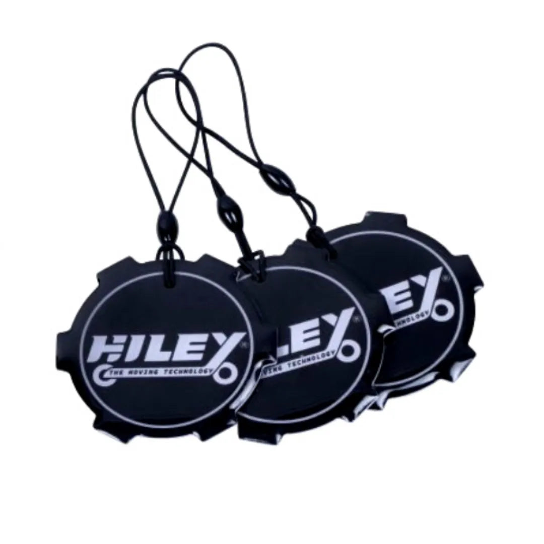 Tri črne oznake z logotipom Hiley, na katerih piše Električni skiro Hiley Tiger Max Gtr.