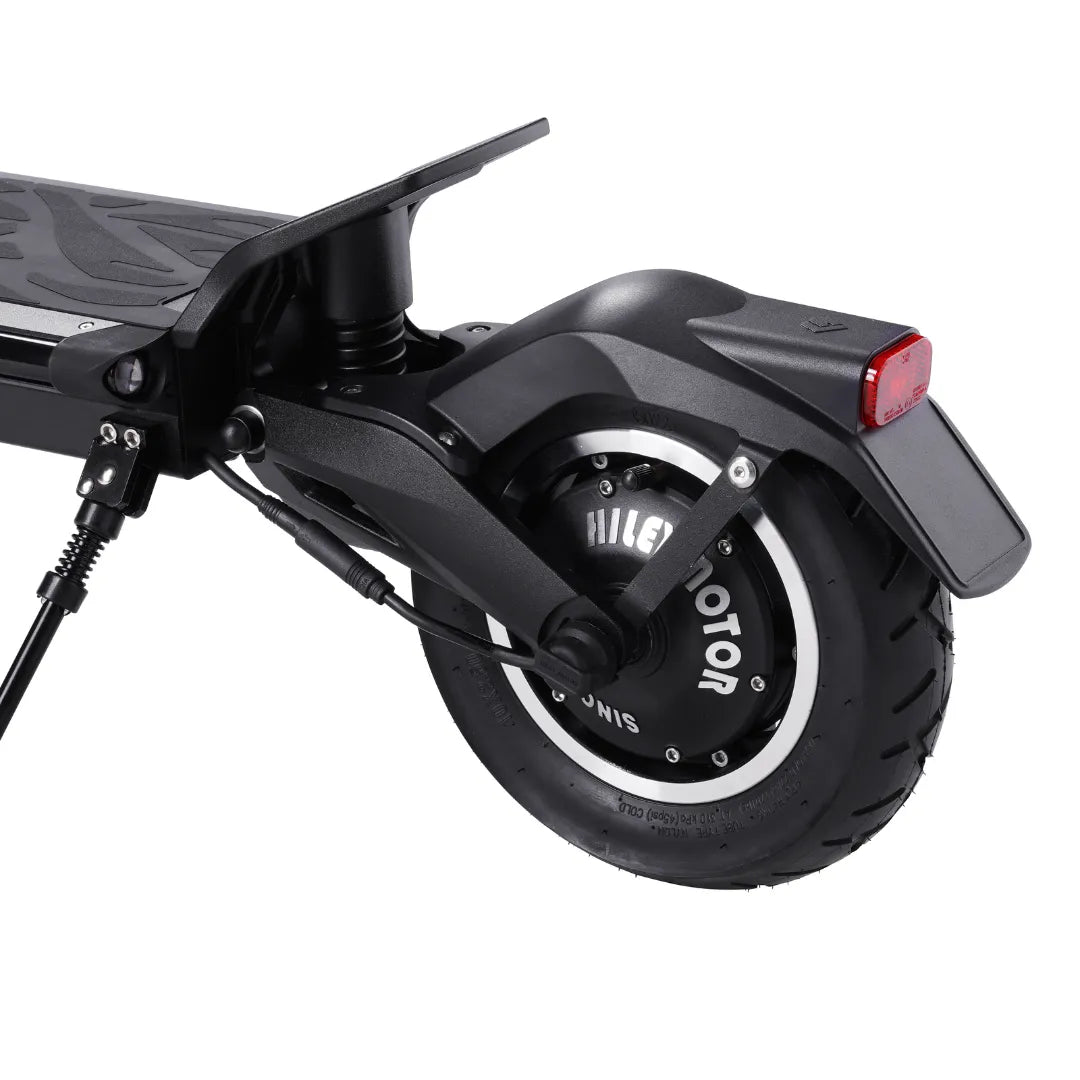 Od blizu zadnje kolo in motor električnega skiroja Hiley Tiger Max Gtr.