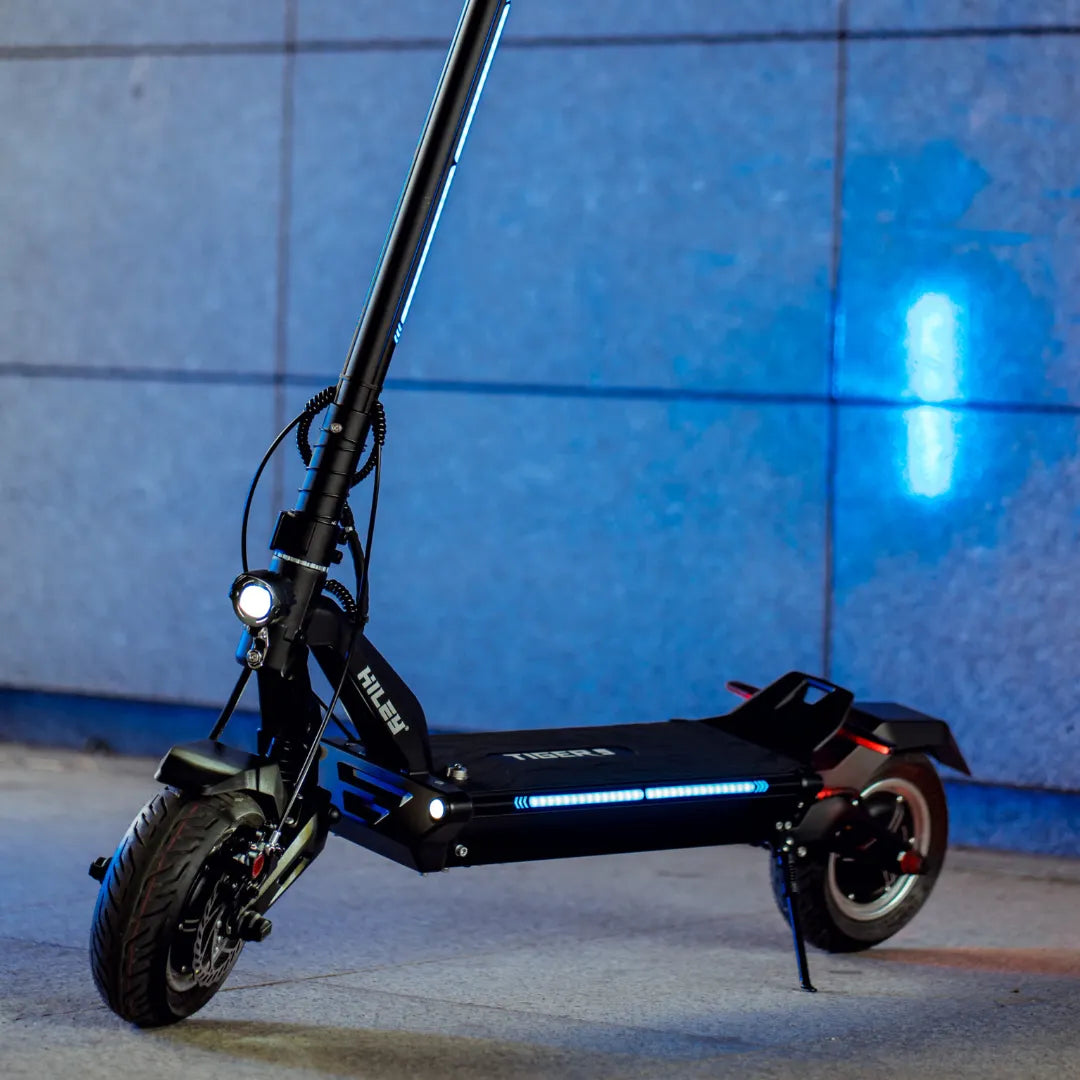 Električni skiro Hiley Tiger 10 Gtr z LED lučmi pred teksturiranim ozadjem stene.