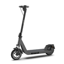 Izdelek na sliki je električni skiro, znamke Joyor, model Litego. Na sliki je prikazan skiro v temno sivi barvi, s preprosto in elegantno obliko. Ima široko platformo za stojišče, ergonomsko oblikovana ročaja ter sprednje in zadnje kolo, kar omogoča udobno vožnjo.