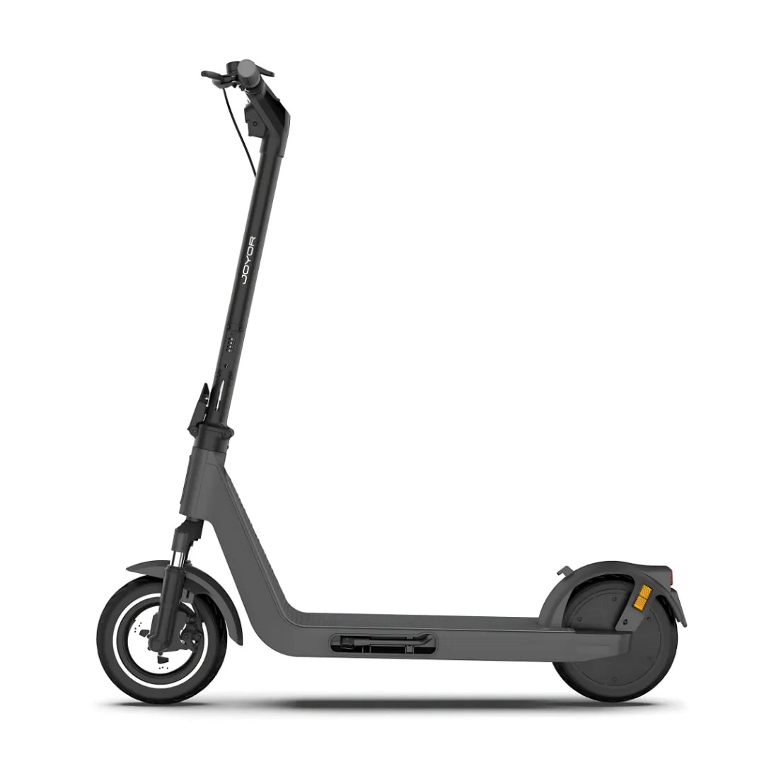 Izdelek na sliki je električni skiro, znamke Joyor, model Litego. Na sliki je prikazan stranski pogled skiroja, ki ima minimalistično zasnovo v temno sivi barvi. Vidni so sprednji in zadnji kolesi ter krmilo, ki je opremljeno z ročaji. Skuter ima tudi široko platformo za stojo, kar omogoča udobno vožnjo.